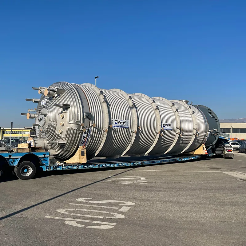 truck-transporting-chemical-reactor-for-installation